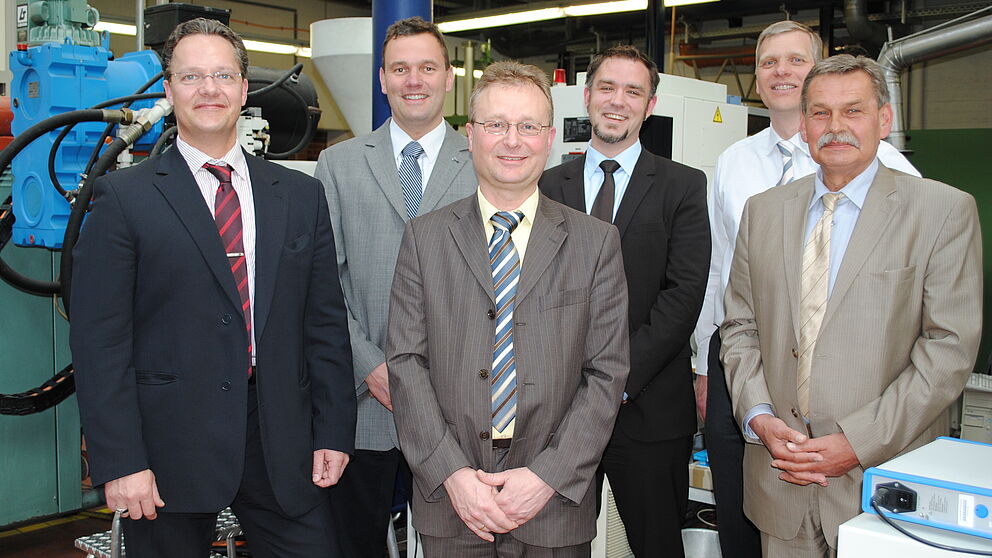 Foto (Universität Paderborn, Christiane Bernert): Die Initiatoren des Kunststofftechnologietags, v. l.: Andreas Reibchen, Geschäftsführer der Messe Ostwestfalen GmbH, Prof. Dr. Elmar Moritzer, Kunststofftechnik Paderborn, Volker Schütz, Projektleiter 