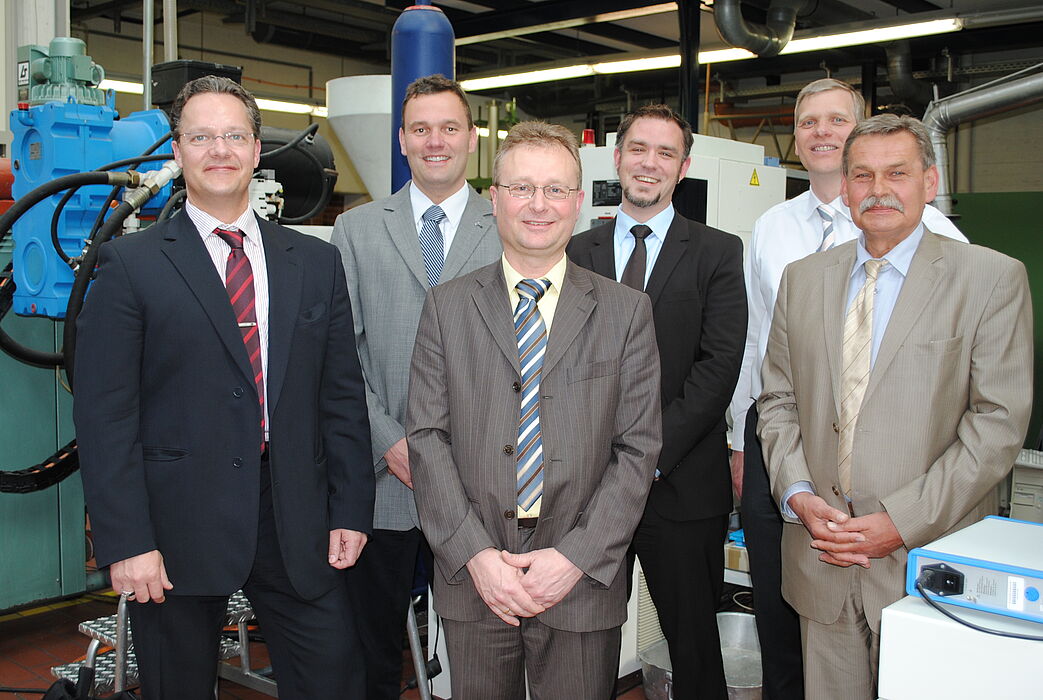 Foto (Universität Paderborn, Christiane Bernert): Die Initiatoren des Kunststofftechnologietags, v. l.: Andreas Reibchen, Geschäftsführer der Messe Ostwestfalen GmbH, Prof. Dr. Elmar Moritzer, Kunststofftechnik Paderborn, Volker Schütz, Projektleiter 