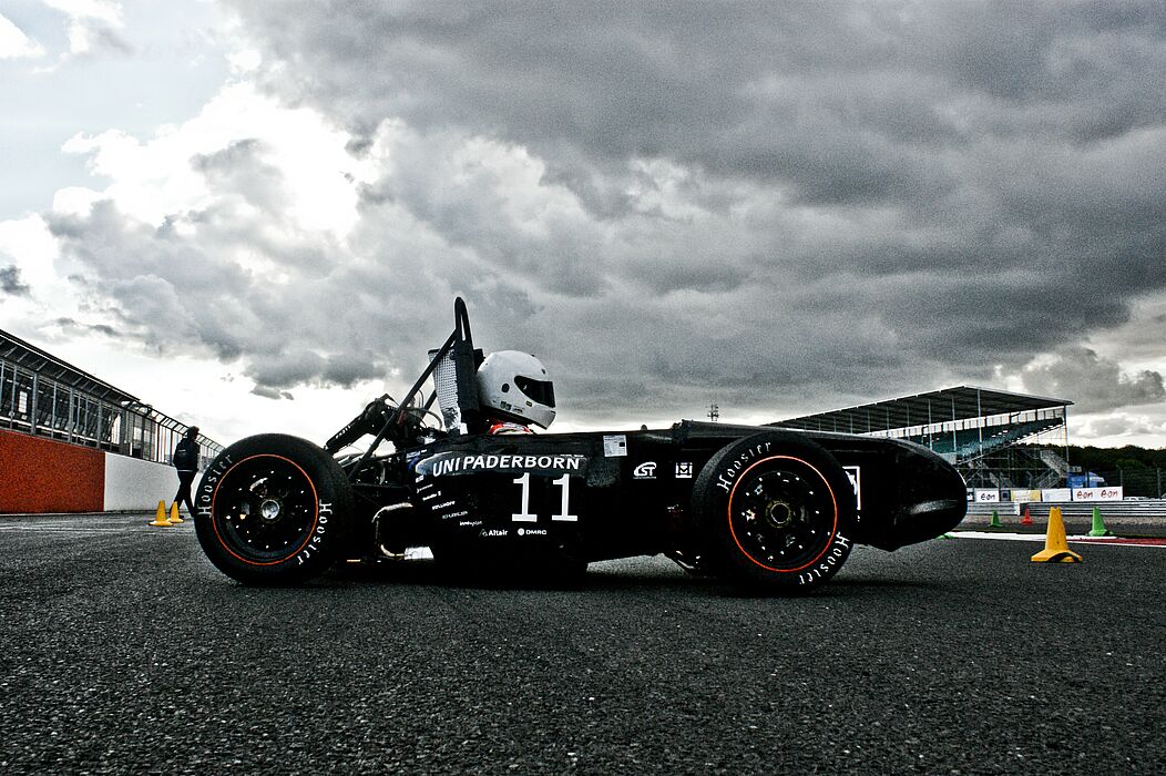 Foto (Universität Paderborn, UPBracing Team): Der Rennwagen, mit dem das UPBracing Team der Universität Paderborn in diesem Jahr beim Rennen in Silverstone, England, teilgenommen hat.