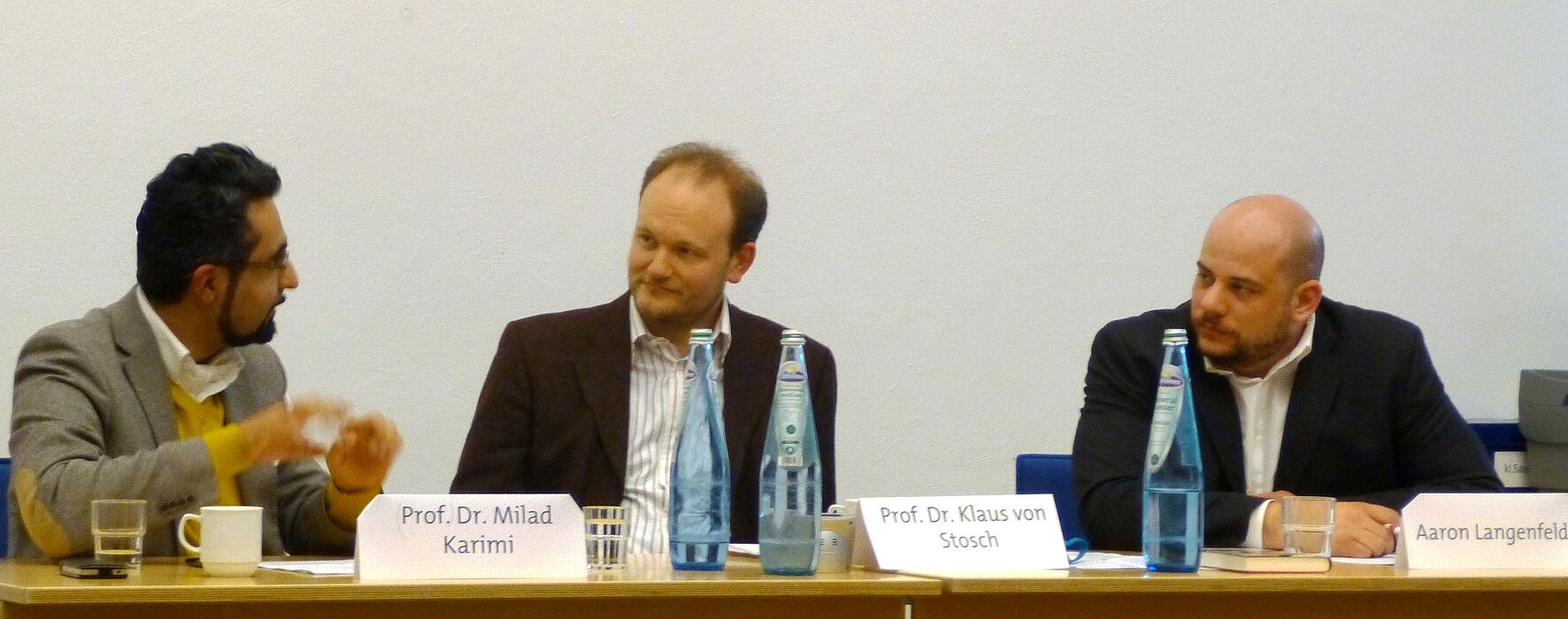 Abbildung: Prof. Dr. Milad Karimi, Prof. Dr. Klaus von Stosch und Aaron Langenfeld in der Diskussion.