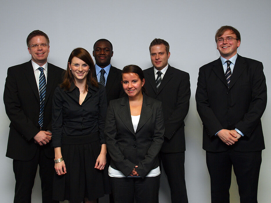 Foto (Universität Paderborn, Martin Decking): Jens Ruhose, Julia Fuest, Yanick M. Ke-mayou, Andrea Bruns, Markus Wetzel und Dr. Franz Wesselmann (v. l.) erhielten den För-derpreis der Unternehmergruppe Ostwestfalen e.V.