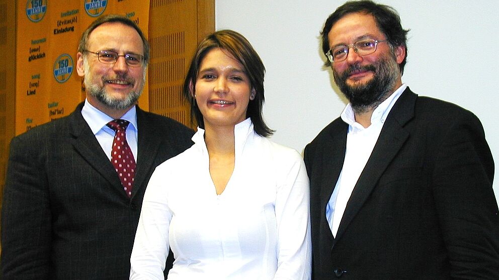 Foto (Nadine Hulfershorn) v. li.: Dekan Prof. Dr. Volker Peckhaus, Fakultät für Kulturwissenschaften, Dr. Sigrid Behrent, Geschäftsführerin des Zentrums für Sprachlehre (ZfS), und Prof. Dr. Michael Hofmann, fachlicher Leiter des ZfS.