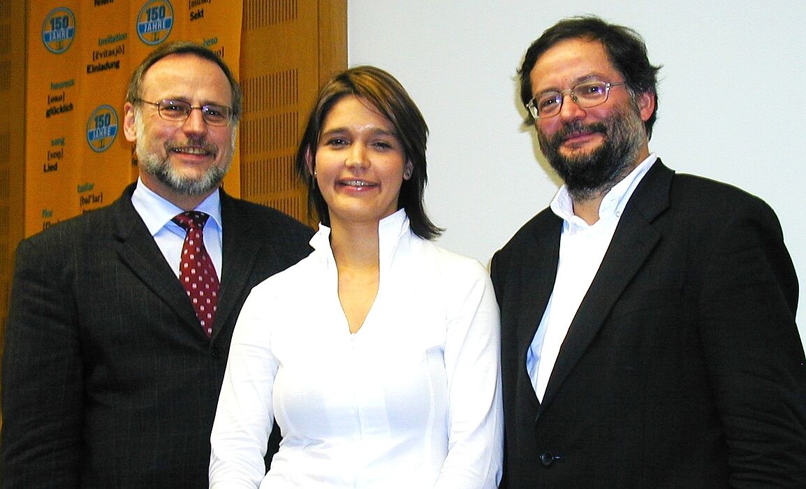 Foto (Nadine Hulfershorn) v. li.: Dekan Prof. Dr. Volker Peckhaus, Fakultät für Kulturwissenschaften, Dr. Sigrid Behrent, Geschäftsführerin des Zentrums für Sprachlehre (ZfS), und Prof. Dr. Michael Hofmann, fachlicher Leiter des ZfS.