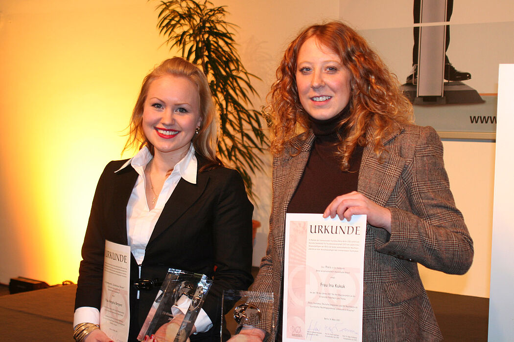 Foto (v. li.): Angela Bergner und Ina Kukuk erhielten auf der Internationaler Tourismus Börse (ITB) in Berlin den Wissenschaftspreis 2007