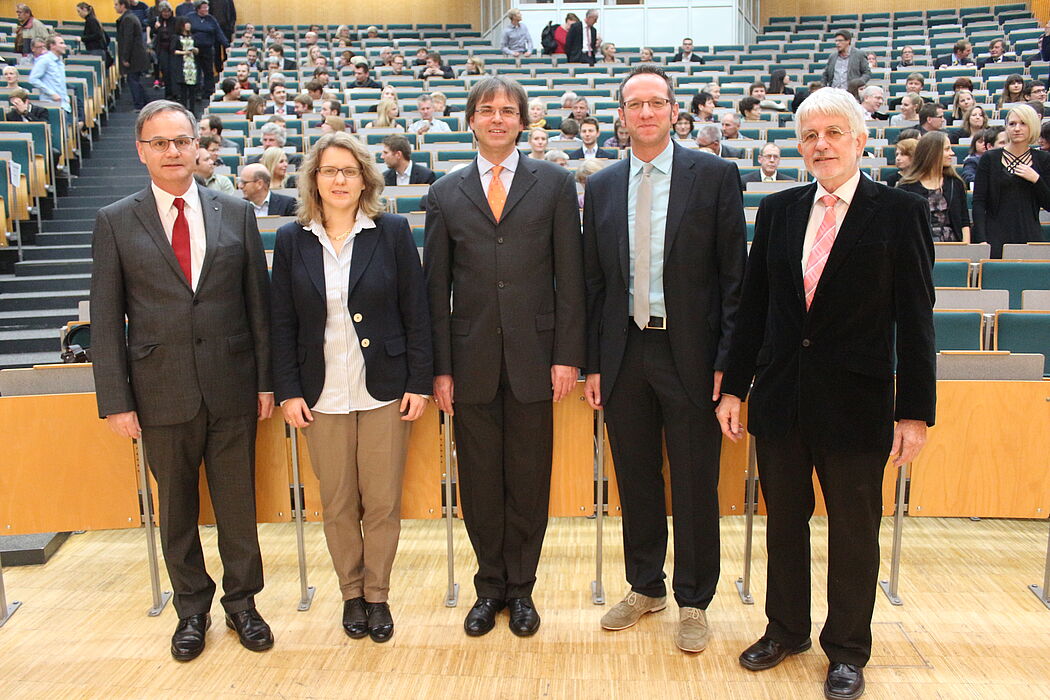Foto (Universität Paderborn, Heiko Appelbaum, v. l.): Prodekan Department Physik Prof. Dr. Artur Zrenner, Vizepräsidentin für Forschung und wissenschaftlichen Nachwuchs Prof. Dr. Christine Silberhorn, Dekan Prof. Dr. Torsten Meier, Prodekan Department 