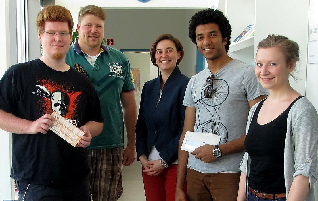 v.l. Steffen Kreuz, Christian Powell, Studienberaterin Dr. Yvonne Salman, Mohamed Salah und Emilia Widener