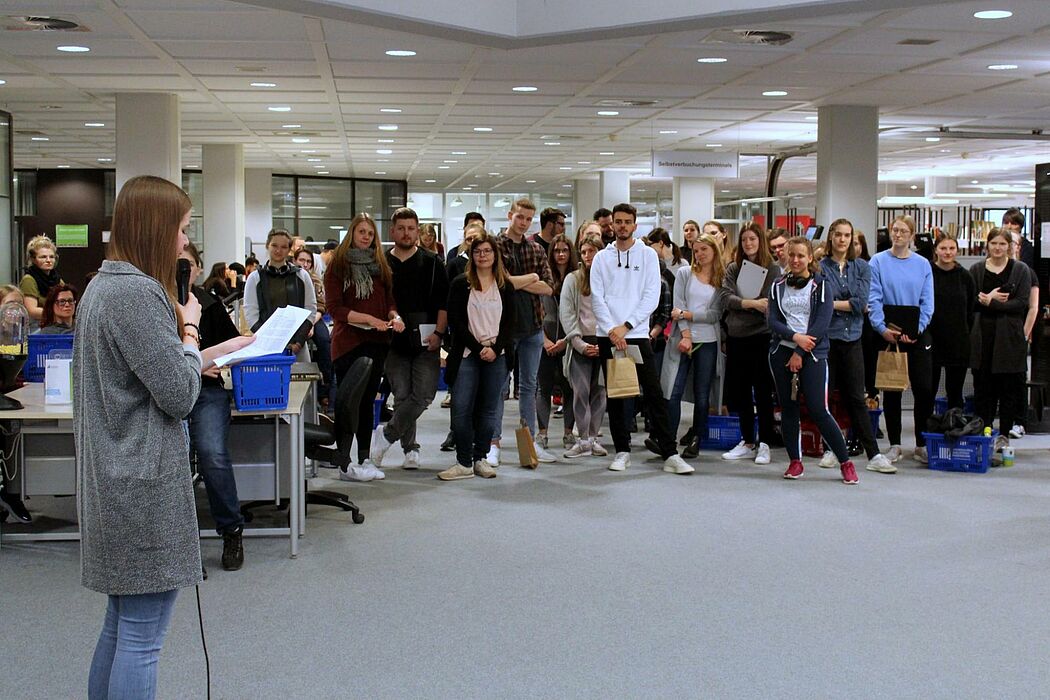 Foto (Universität Paderborn, Ricarda Michels): Poetry-Slammerin Sarah Lau leitete mit einem selbst verfassten Text die Lange Nacht des Schreibens ein.