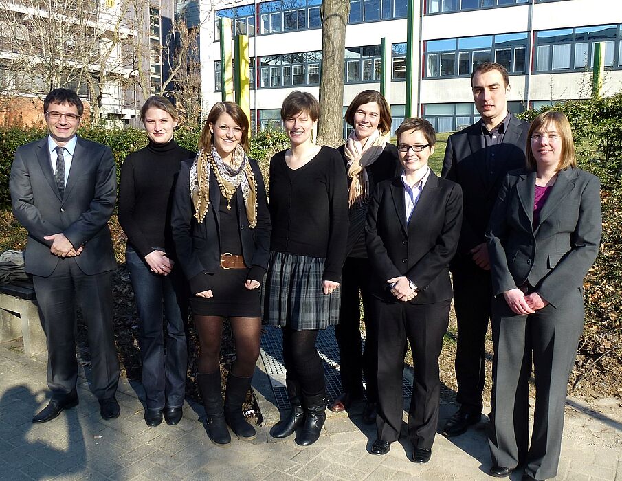 Foto (Universität Paderborn): (v. li.): Prof. Dr. Martin Schneider (Dekan der Fakultät und 1. Vorsitzender PHK), Verena Kaiser (Schriftführerin PHK), die Stipendiatinnen Julia Güniker und Carolin Eikel, Katja Urhahne (Geschäftsführerin Stiftung Stud