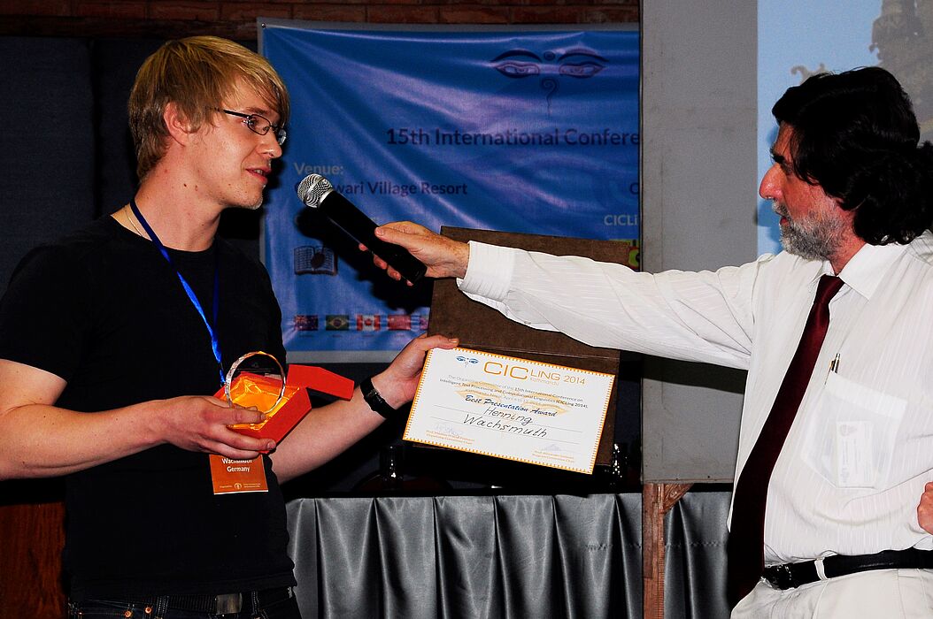Foto (Ashish Bhujel): Henning Wachsmuth (links) und Dr. Alexander Gelbukh, Conference Chair