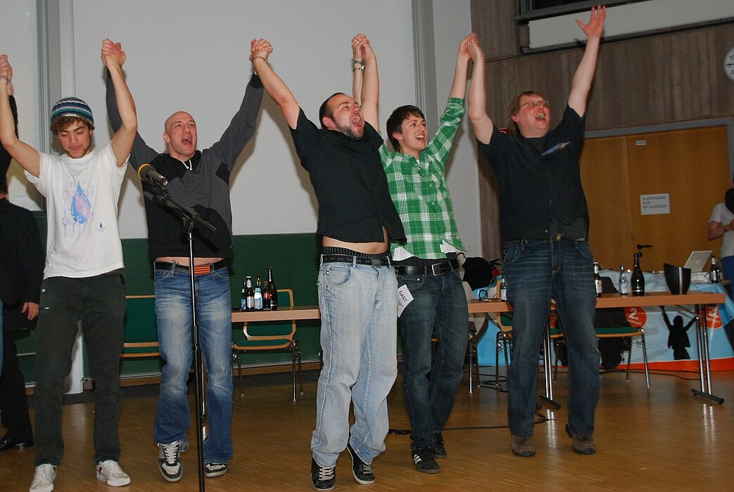 Foto (Universität Paderborn, Christoph Streicher): Ließen sich zu Recht vom Publikum feiern: Die Profi-Slammer: „Dean“, „Schriftstehler“, „AIDA“, Fabian Navarro und Karsten Strack (von links).