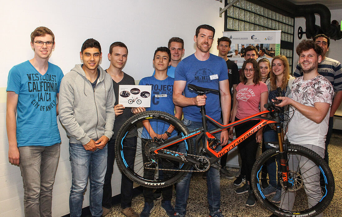 Foto (Universität Paderborn, Johannes Pauly): Am Thementisch Fahrrad ging es darum, wie Gewicht reduziert und Energie im Bereich der Mobilität gespart werden kann.