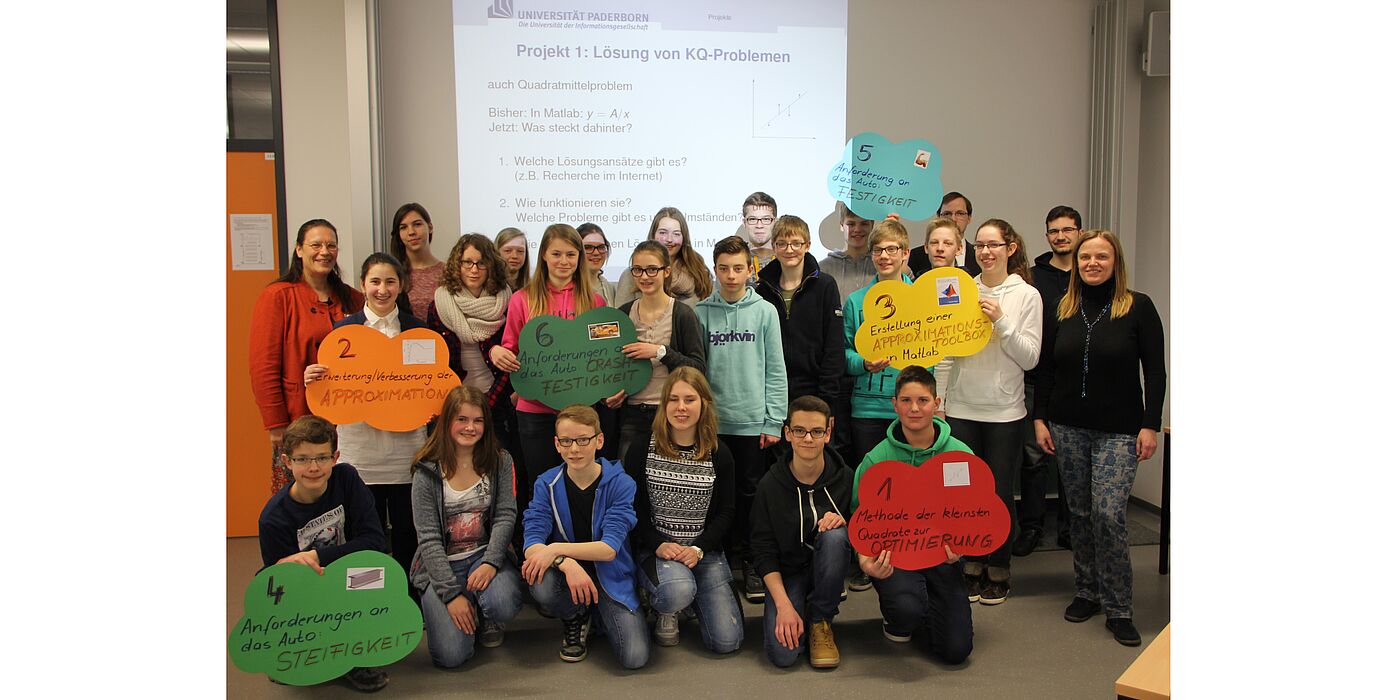 Foto (Universität Paderborn, Lars Nickel): 22 Gymnasiasten aus ganz OWL nahmen am Workshop „Energieeffiziente Mobilität: Strukturelles Kleben – mechanisches Fügen – mathematisches Modellieren“ an der Uni Paderborn teil. Betreut wurden die Teiln