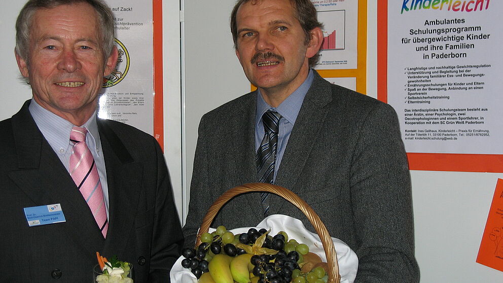 Foto (Christiane Bernert): Sportwissenschaftler Prof. Dr. Wolf-Dietrich Brettschneider (li.) und Prof. Dr. Helmut Heseker, Ernährungswissenschaftler, beide tätig am Departement Sport und Gesundheit der Universität Paderborn, sind die wissenschaftlichen