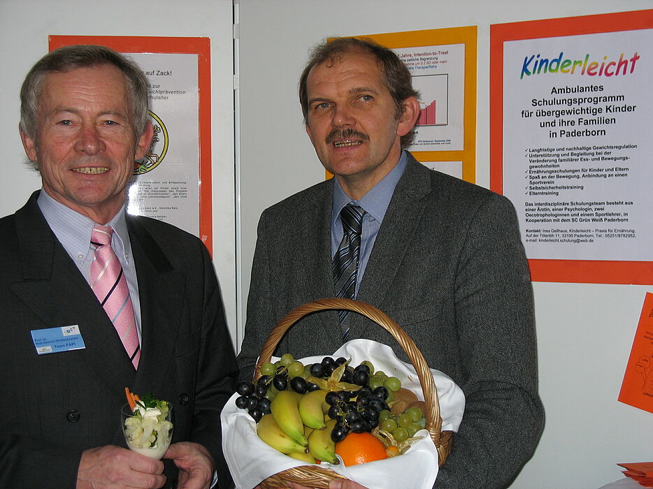 Foto (Christiane Bernert): Sportwissenschaftler Prof. Dr. Wolf-Dietrich Brettschneider (li.) und Prof. Dr. Helmut Heseker, Ernährungswissenschaftler, beide tätig am Departement Sport und Gesundheit der Universität Paderborn, sind die wissenschaftlichen