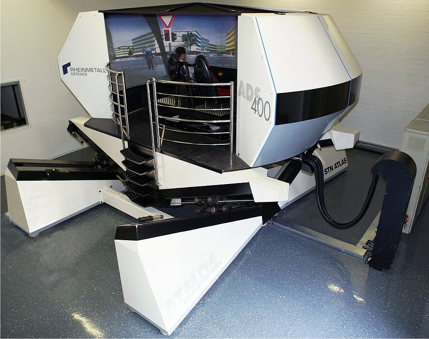 Foto (Universität Paderborn): Ein moderner Fahrsimulator, der von Wissenschaftlern der Universität Paderborn weiterentwickelt wird. Dafür gibt es jetzt Fördergelder vom Wirtschaftsministerium in Düsseldorf.