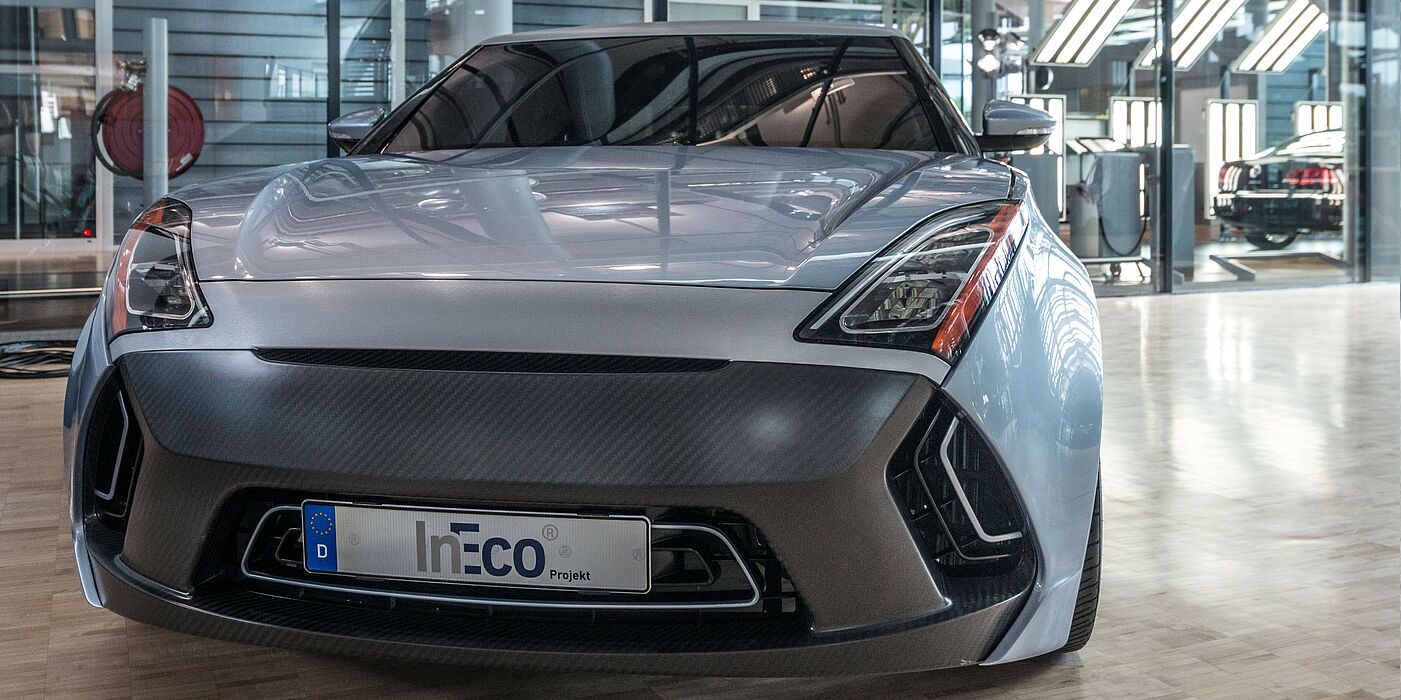 Foto (TU Dresden): Prototyp eines Elektroautos mit Ultraleicht-Karosserie: Dank eines Mix aus Stahl und Kohlefaser wiegt das komplette fahrbereite Demonstrationsmodell weniger als 900 Kilogramm.