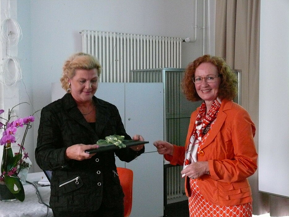 Foto (Universität Paderborn, Nina Hinrichs): Übergabe eines digitalen Bildungsportals für das neue Welterbe Corvey an Dr. Claudia Konrad (Museumsleiterin Kulturkreis Höxter-Corvey) durch Prof. Dr. Jutta Ströter-Bender (Fach Kunst).
