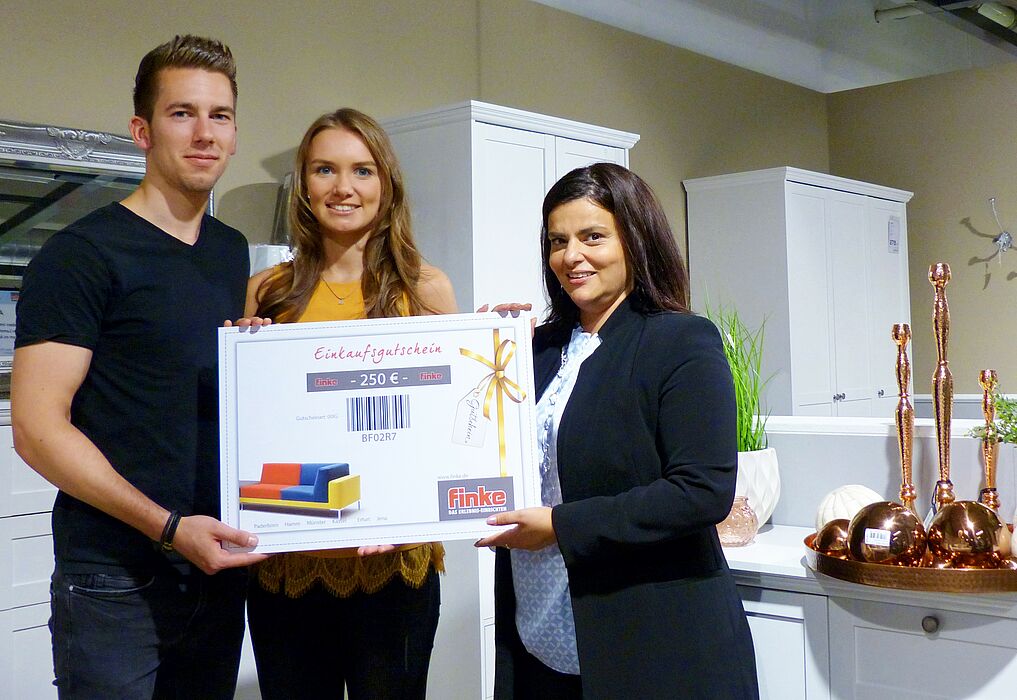 Foto (Universität Paderborn, Markus Lauert): Gewinnübergabe des dritten Platzes: (v. l. n. r.) Marcel Wibbe, Anika Nolte und Prof. Nancy Wünderlich.