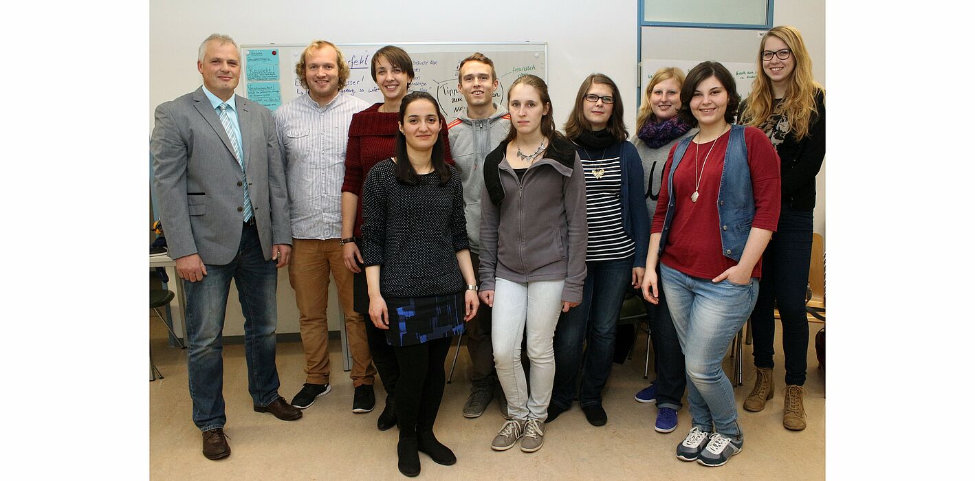 Foto (Universität Paderborn, Heiko Appelbaum): Ziehen eine positive Zwischenbilanz (v. l.): Hans-Norbert Blome, Dennis Fergland, Claudia Decker und einige der Teilnehmer.