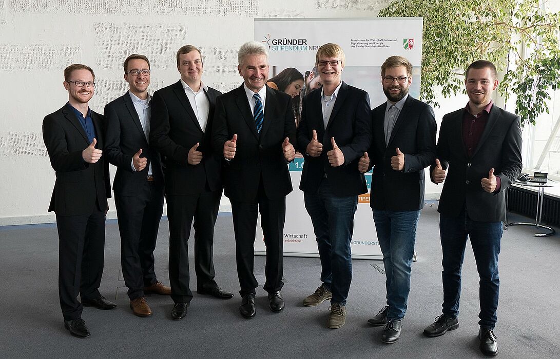 Foto (TecUP): (v. l.) Philipp Bednarek, Christoph Bach und Marcel Hartmann von Intab Pro, Prof. Dr. Andreas Pinkwart, Dr. Sebastian Vogt von TecUP sowie Merlin Roth und Philipp Kochan von Akubu.