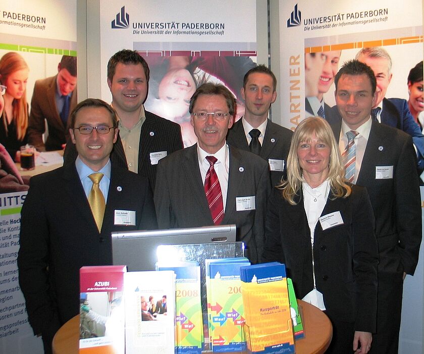 Foto (Martin Decking): Die Vertreter der Universität Paderborn auf der MEiM in Bielefeld (v. li.): Marc Schüle, Christian Berg, Christoph Schön (Stabsstelle Hochschulnetzwerk und Fundraising), Lars Nuhr (Transferstelle Uniconsult), Ramona Wiesner (Refe