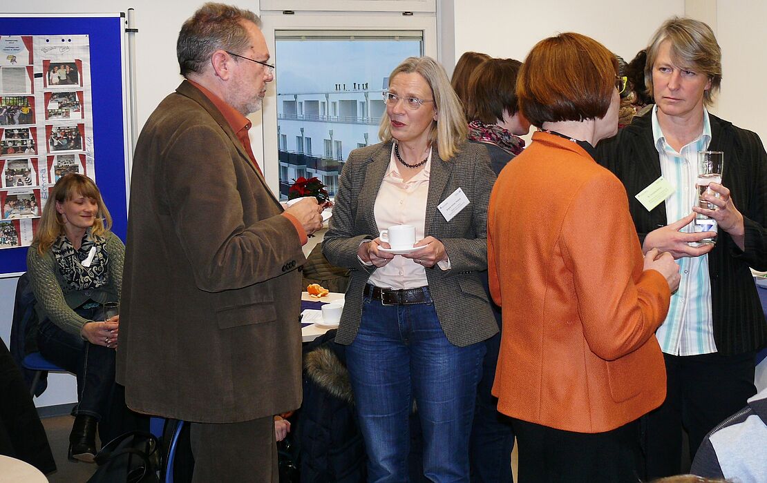 Foto (Universität Paderborn): Edwin Stiller, Ministerium für Schule und Weiterbildung NRW, (links) und Dr. Cornelia Zierau, Wissenschaftliche Projektleitung, (rechts) im Gespräch mit Vertreterinnen aus den Kooperationsschulen.