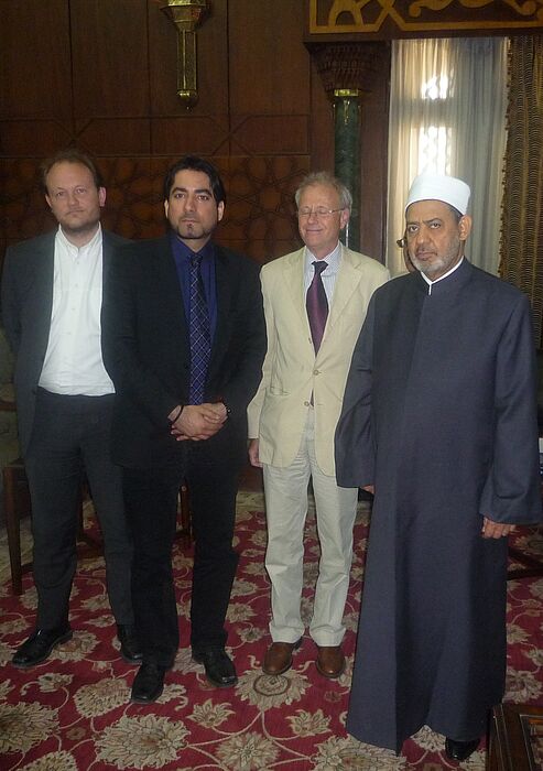 Foto (v. li.): Prof. Dr. Klaus von Stosch, Prof. Dr. Mouhanad Khorchide (Uni Münster) und Prof. Dr. Stefan Leder (Orient-Institut Beirut) nach ihrem Gespräch mit dem Großscheich der al Azhar.