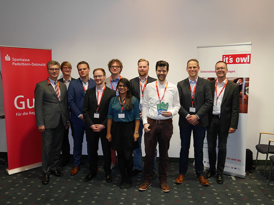Foto (TecUP): Hubert Böddeker (l.) und Prof. Dr. Rüdiger Kabst (m.) freuen sich über das Engagement der jungen Gründer.