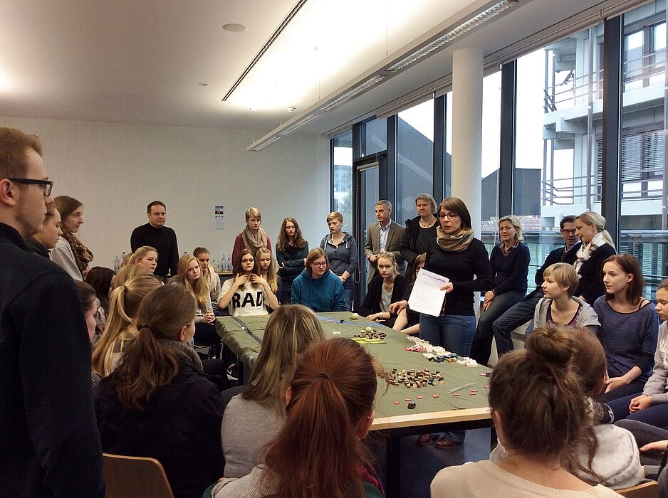 Foto (Nilgün Özel): Franziska Ohnheiser erläutert das Disaster Response Model.