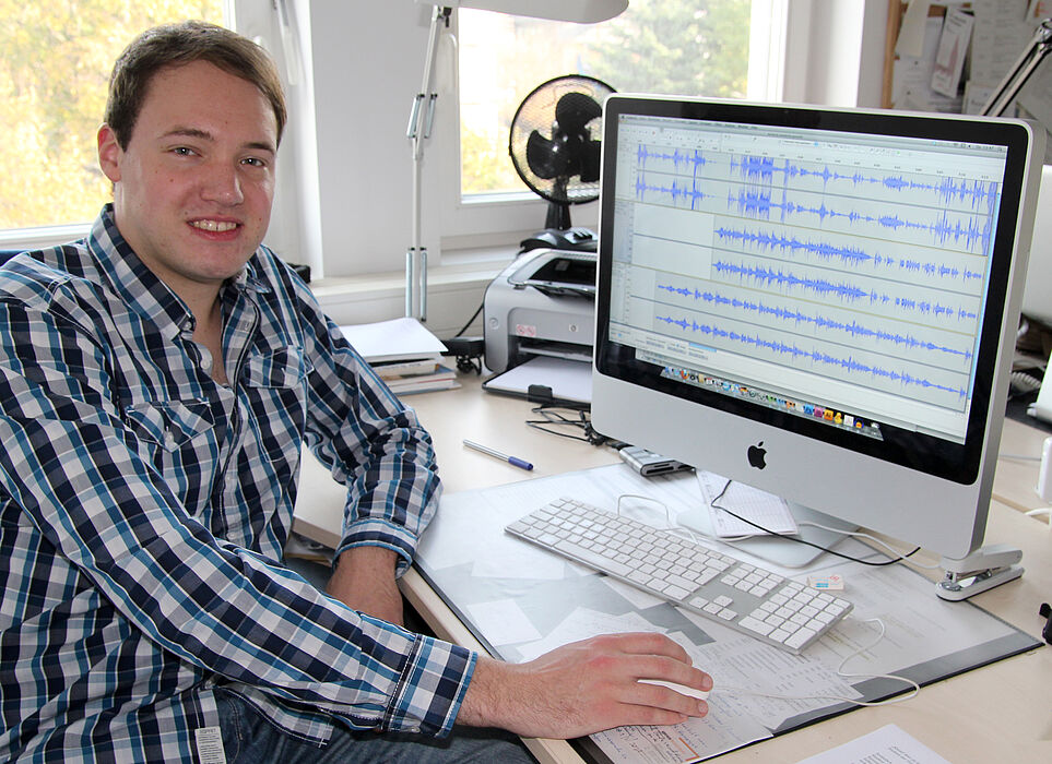 Foto (Moritz Schäfer): Nach Planung und Aufnahme der letzt Schritt: Stefan Gehle stellt seine Podcastreihe über Heinrich von Kleist fertig. Sie steht ab November online.