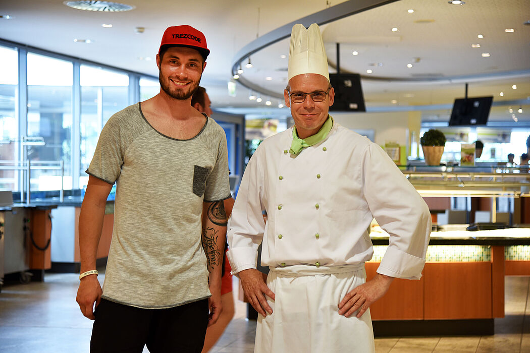 Foto (Studierendenwerk Paderborn): V. l. Christian Strohdiek, Fußballprofi des SC Paderborn, und Attila Braun, Mensa-Betriebsleiter des Studierendenwerks Paderborn, freuen sich auf die gemeinsame Aktion in der Mensa Academica.