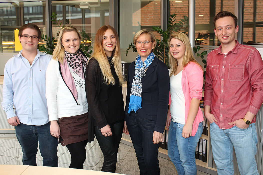 Foto (Universität Paderborn, Frauke Döll): Das Team des Service Centers feiert Jubiläum (v. l.): Daniel Langguth, Kristina Kirsch, Johanna Hillebrand, Karin Bussemas, Assimina Hansmeier, Jan Glüpker.