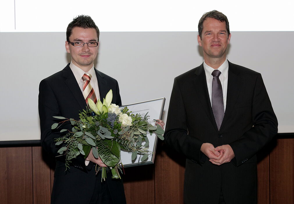 Foto (Universität Paderborn, Vanessa Dreibrodt): Dip.-Ing. Ralf Berker, VDE Landesvertretung NRW (r.). überreichte Dr.-Ing. Sven Lütkemeier (l.) den Promotionspreis.