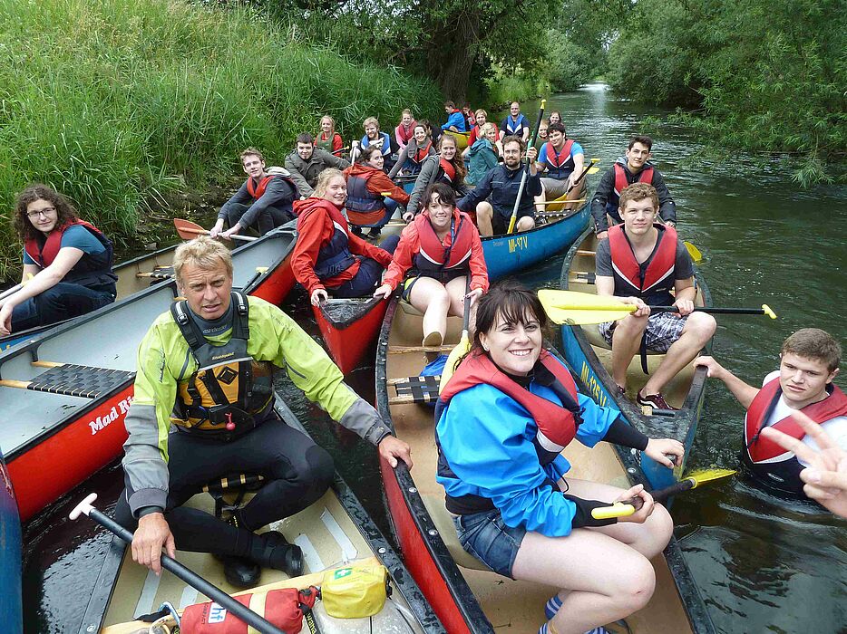 Foto (Universität Paderborn, Department Physik): Viel Spaß im nassen Element hatten die Teilnehmenden des SommerCamps beim Kanuausflug an der Lippe.