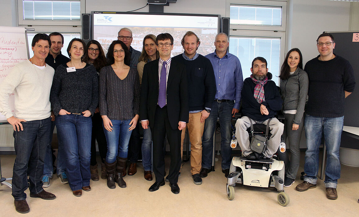 Foto (Universität Paderborn, Heiko Appelbaum): Markus Hornig (links) und Dennis Fergland (5. v. r.) freuten sich über das große Interesse der Projektpartner während der Gesundheitswerkstatt an der Uni Paderborn.