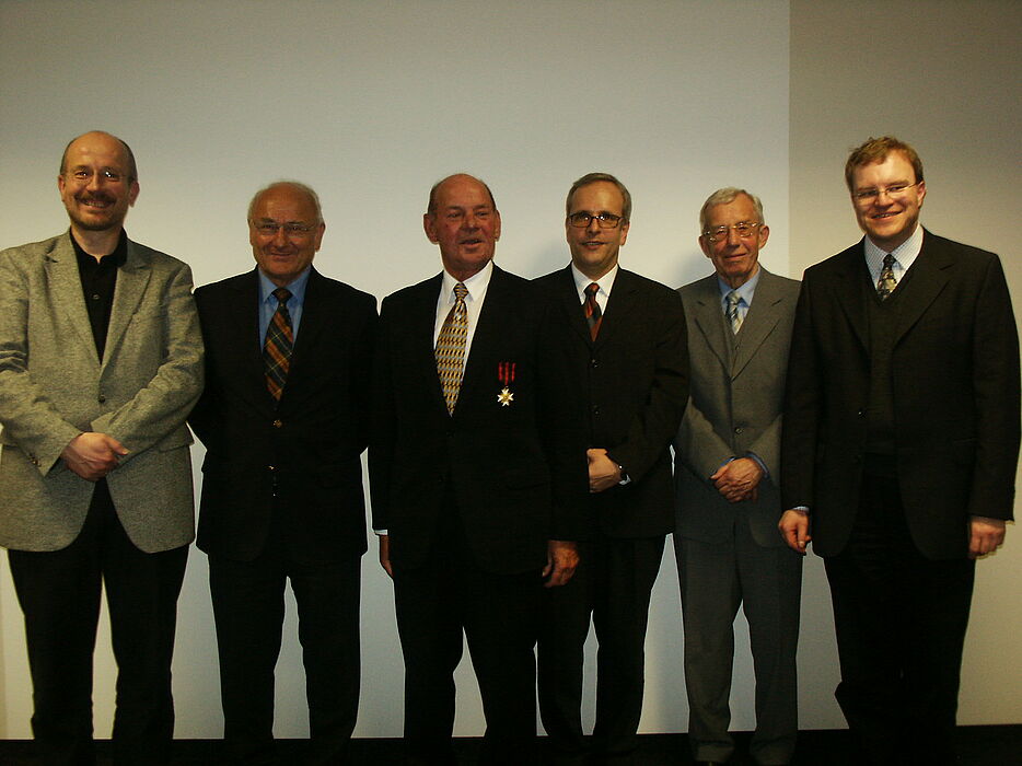 Foto: Der Vorstand des Albertus-Magnus-Vereins mit seinem langjährigen Vorsitzenden Prof. Dr. Werner Herold (3.v.l.) und den anderen Vorstandsmitgliedern (v.r.): Domvikar Rektor Hans Jürgen Rade, Vors. Richter a, Landgericht a.D. Dr. Alfons Witting, Pro