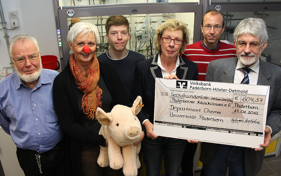 Foto (Universität Paderborn, Patrick Kleibold): (v.l.) Die Vertreter der Chemie freuen sich darüber, den Vertreterinnen der Paderborner Klinik-Clowns einen Scheck in Höhe von 604,37 Euro überreichen zu können: (v.l.) Prof. Dr. Heinrich Marsmann, Corn