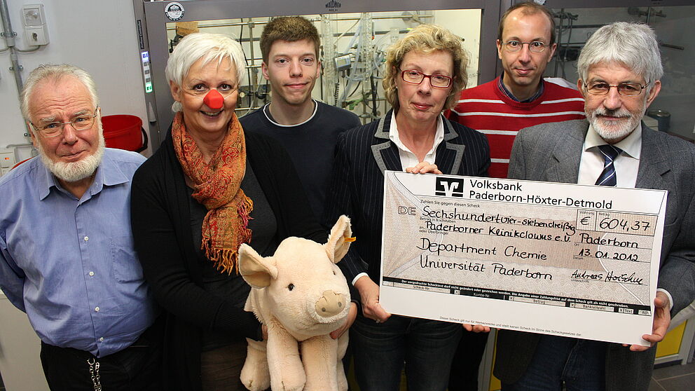 Foto (Universität Paderborn, Patrick Kleibold): (v.l.) Die Vertreter der Chemie freuen sich darüber, den Vertreterinnen der Paderborner Klinik-Clowns einen Scheck in Höhe von 604,37 Euro überreichen zu können: (v.l.) Prof. Dr. Heinrich Marsmann, Corn