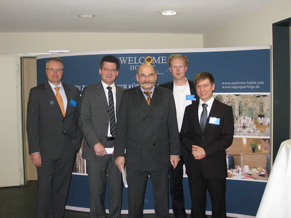 Foto (Universität Paderborn): v. re.: Dimitri Völk (InnoMos GmbH), Steffen Terberl (Transferstelle Uniconsult), Jürgen Plato (Universität Paderborn), Sebastian Hanny (TU Dortmund) und Michael Lübbehusen (eCAPITAL AG).