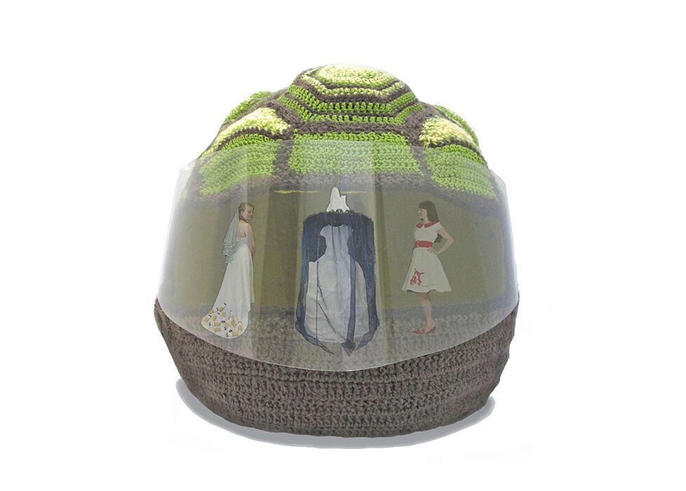 Abbildung: „Welche Last hängt an ihrer Schleppe“, Mona Finke 2012; „Eisberg“, Anika Bruns 2012; Kleid der Kollektion „Oh darling“, Daniela Bergschneider 2011; „Schildkrötenhelm“ der Kollektion „Kopfschutz – Kopfschmuck“, Valentina 