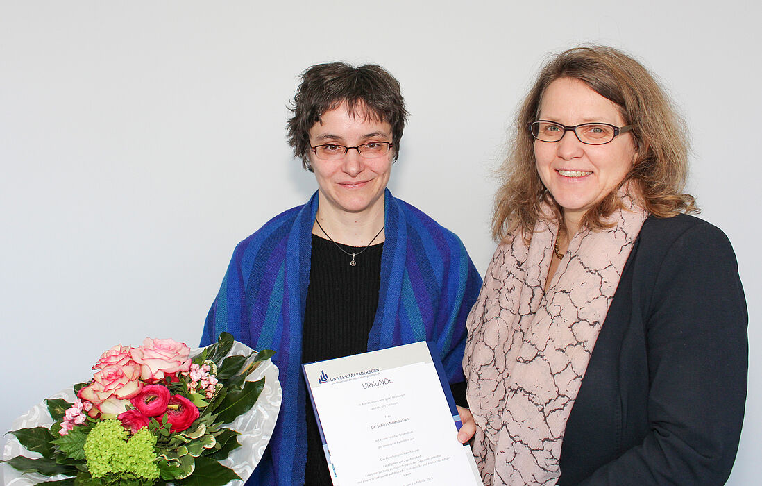 Foto (Universität Paderborn, Johannes Pauly): Dr. Schirin Nowrousian (l.) erhält das Postdoc-Stipendium 2017 der Universität Paderborn von Prof. Dr. Christine Silberhorn, Vizepräsidentin für Forschung und wissenschaftlichen Nachwuchs.
