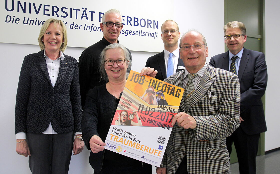 Foto (Universität Paderborn, Nina Reckendorf): Laden wieder zum Job-Infotag an der Uni Paderborn ein: (vorne) Simone Probst, Universität Paderborn, und Wolfdieter Scheel, Rotary Club Paderborn, sowie Maria Schmidt, Rotary Club Paderborn Stadt und Land, 
