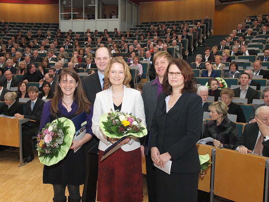 Foto (Martin Decking): Dr. Dorothea Backe-Neuwald, Prof. Dr. Jörg Müller-Lietzkow,  Dr. Daniela Götze und Dr. Marc Sacher (v. l.) erhielten den Lehrpreis des Präsidiums für den wissenschaftlichen Nachwuchs, der ihnen von Prof. Dr. Dorothee M. Meister