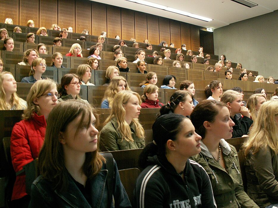 Foto (Christiana Nolte): Technikinteressierte Schülerinnen bei einer Vorlesung an der Universität Paderborn
