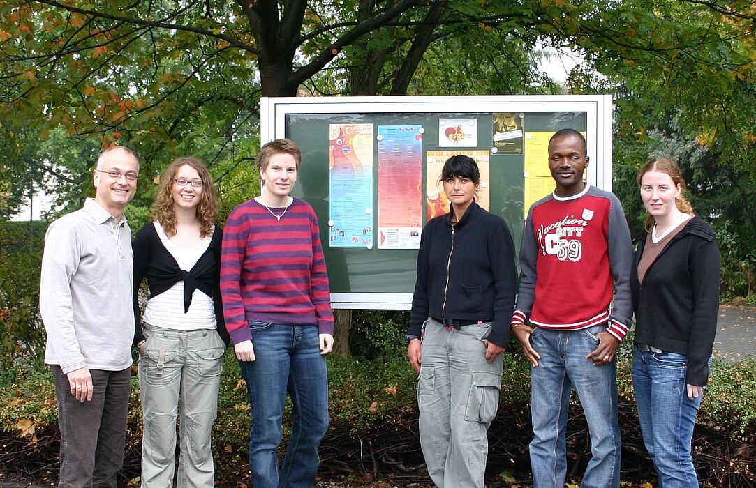 Foto (v. li.): Vor dem neuen Schaukasten: Studierendenpfarrer Matthias Surall, Studentin Katrin Annegarn, Gemeindeassistentin Alessandra Steinbrucker, Küsterin Elisabeth Jansen, Gemeindeassistent Francis Gnebehi und Verwaltungsfachangestellte Jennifer Ge