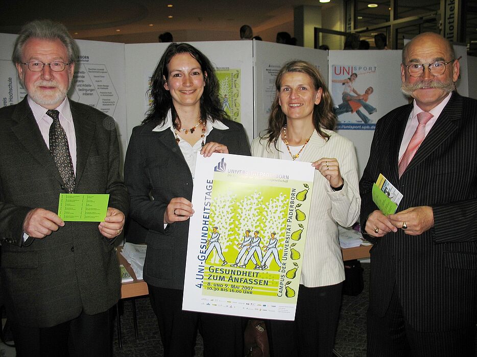 Foto (Christiane Bernert): Eröffneten die 4. Uni-Gesundheitstage auf dem Campus der Universität Paderborn (v.li.): stellvertretender Bürgermeister Josef Hackfort, Sandra Bischof, Leiterin des Arbeitskreises Gesunde Hochschule, Diana Riedel, Sachgebiet 