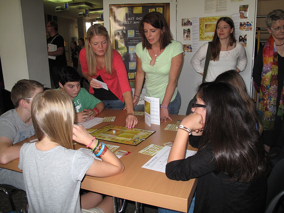 Foto (Institut für Ernährung, Konsum und Gesundheit): „Mit Geld spielt man nicht!“ – Gesamtschülerinnen und -schüler mit Studierenden.