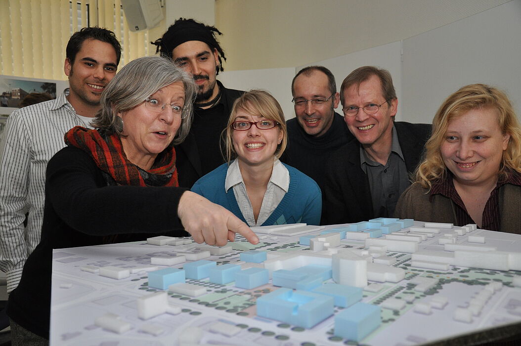 Foto Siegerteam (Bau- und Liegenschaftsbetrieb, Carsten Pilz): Wussten zum Zeitpunkg der Aufnahme noch nicht, das sie gewinnen würden (v. li.): Frank Dippold, Christine Wolf, Teodor Vladov, Carolin Kubat, Frank Boberg, Horst Schönweitz, Stephanie Kotall