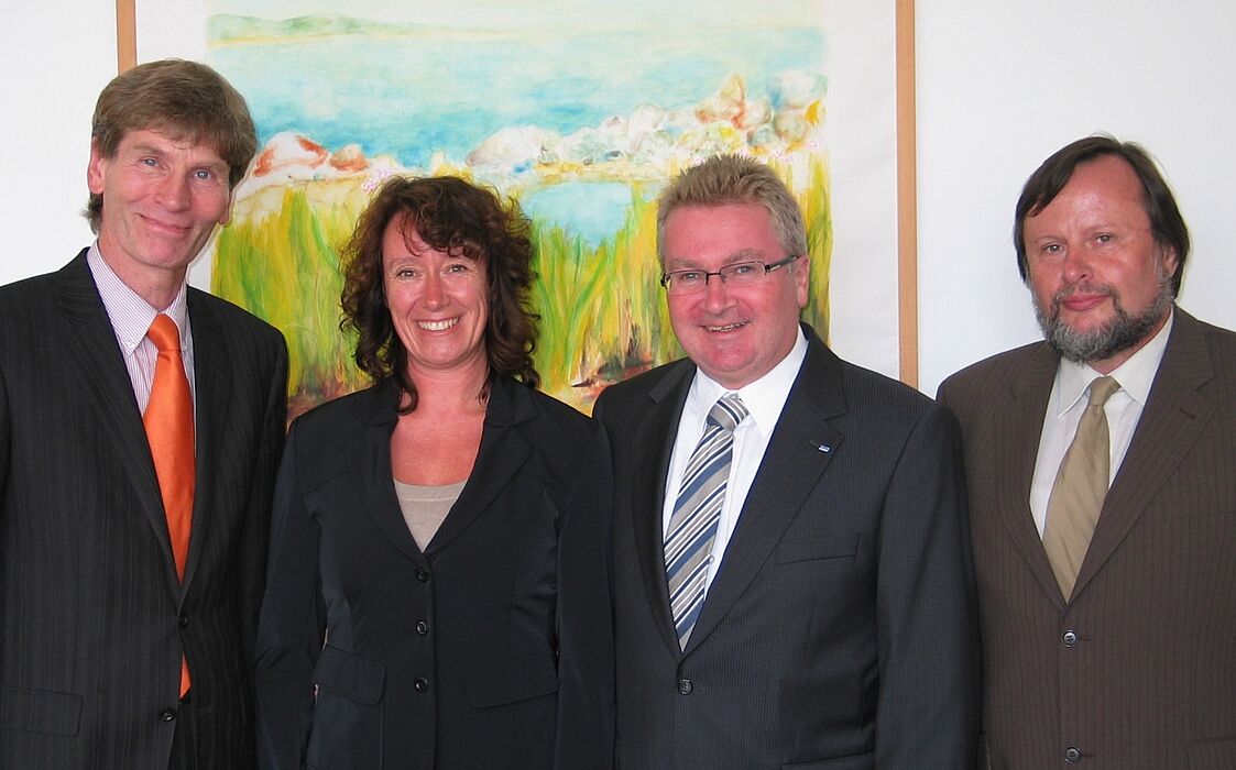 Foto (Ramona Wiesner): Präsident Prof. Dr. Nikolaus Risch (v. li.), Prof. Dr. Caren Sureth, Wolfgang Zieren (KPMG) und Prof. Dr. Peter F.E. Sloane, Dekan der Fakultät für Wirtschaftswissenschaften, geben die Einrichtung der neuen Stiftungs- und Juniorp