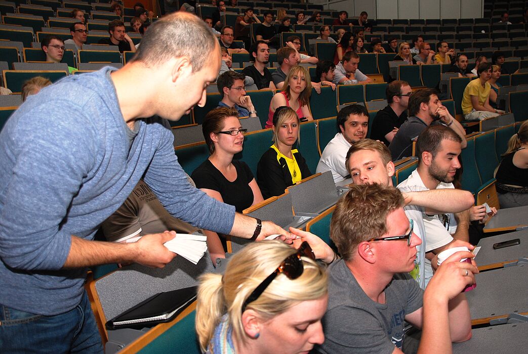 Foto (Universität Paderborn, Christopher Streicher): Verteilung der Wahlzettel für die Abstimmung.